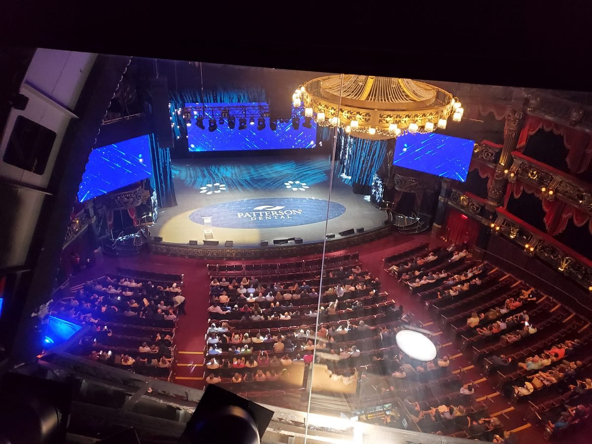 A live room with integrated technical production